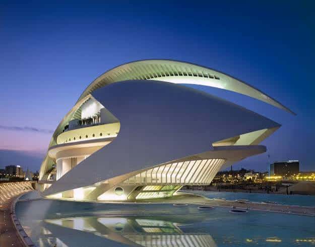 Fachada exterior del Palau de les Arts al atardecer, destacando su arquitectura futurista de Santiago Calatrava