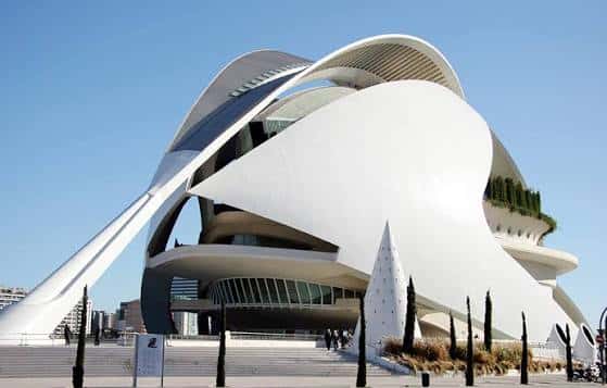 Plaza de acceso al Palau de les Arts con detalles arquitectónicos y vegetación en primer plano