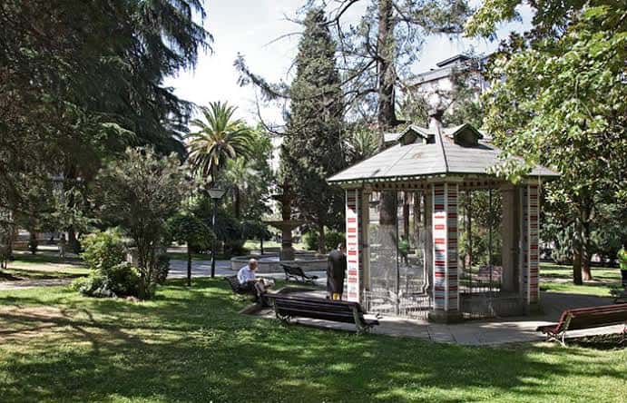 El kiosco de música rodeado de árboles y zonas de descanso