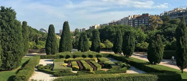 Vista panorámica de los Jardines de Viveros con setos geométricos y cipreses altos
