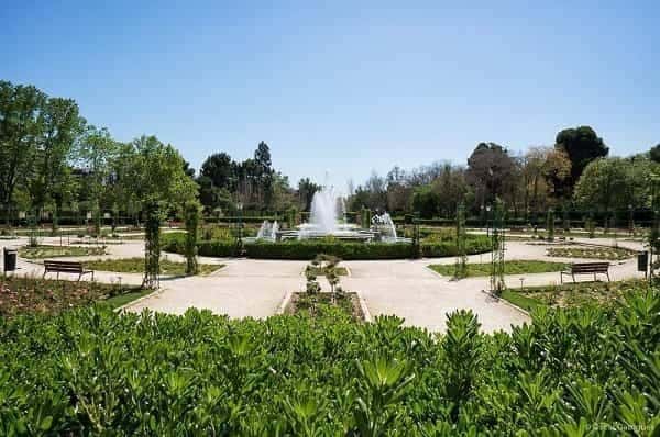 Fuente central en los jardines rodeada de caminos y bancos