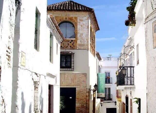 Fachada del Museo del Grabado en calle estrecha con arquitectura tradicional