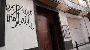 Fachada exterior del Espai Inestable con su distintivo logo en la pared