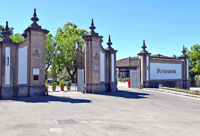 Portada principal de Bodegas Fundador con letrero visible y jardines