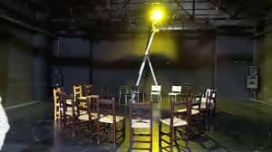 Escenario del espacio con sillas dispuestas para una representación