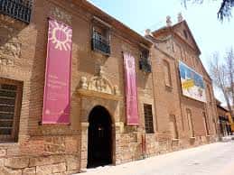 Fachada principal del Museo Arqueológico Regional con banderas institucionales