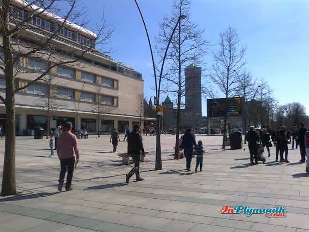 Plaza The Piazza en Plymouth con edificios modernos y personas caminando