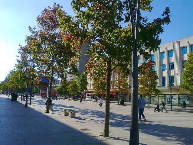 Vista de The Piazza con árboles y arquitectura urbana en Plymouth