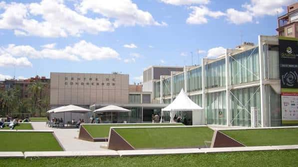 Vista exterior del Centro de Congresos Ciutat d'Elx con jardines y carpas blancas