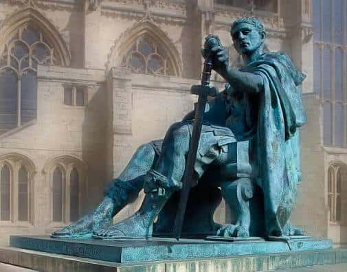 Estatua de bronce de Constantino el Grande sentado en un trono con espada, frente a la catedral de York