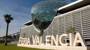 Vista exterior de la Feria Valencia con su icónica cúpula de cristal y letrero en primer plano
