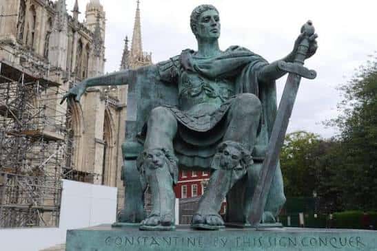 Vista frontal de la estatua de Constantino el Grande en York con la catedral al fondo