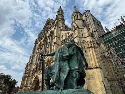 Estatua de Constantino el Grande con la fachada gótica de la catedral de York al fondo