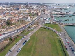 Vista aérea del Mayflower Park con el puerto de Southampton al fondo