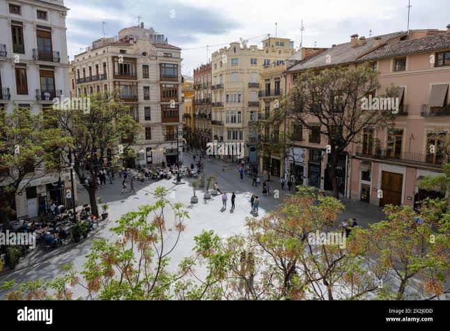 Plaza de los Fueros desde una perspectiva elevada, mostrando la arquitectura y el ambiente urbano