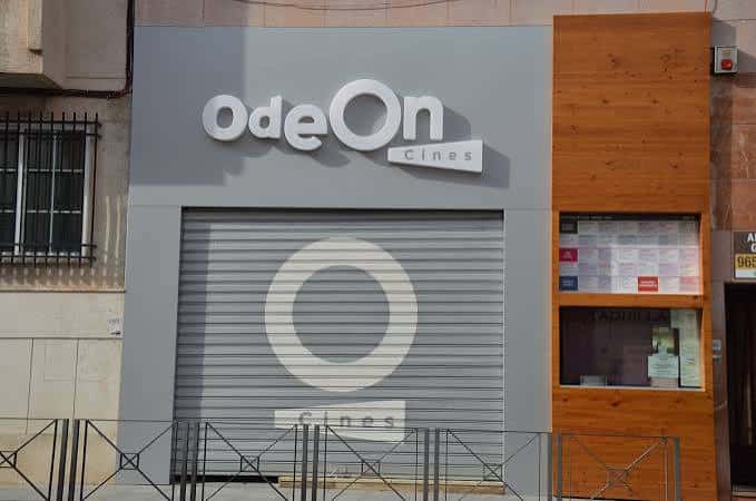 Fachada exterior de los Cines Odeón en Elche con el logo y cartelera