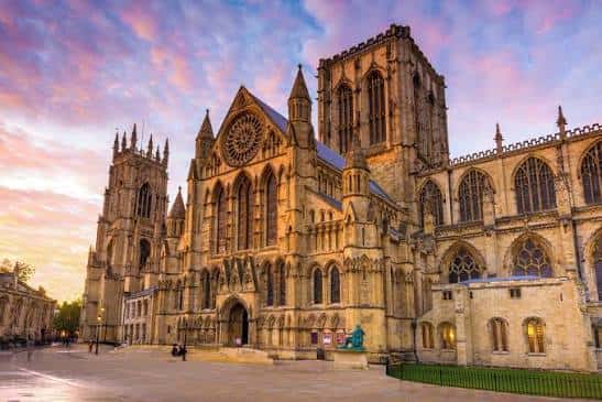 Fachada principal de la Catedral de York al atardecer con cielo colorido