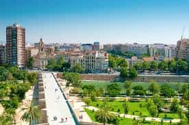 Vista panorámica del Jardín del Turia con ciudad al fondo