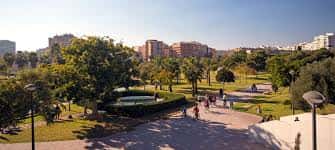 Área verde con senderos y personas caminando en el parque