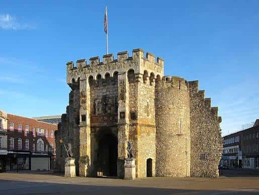 Fachada completa de The Bargate con bandera británica ondeando, entorno urbano y cielo azul despejado