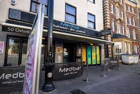 Vista exterior del local Medbar en Oxford Street, Southampton
