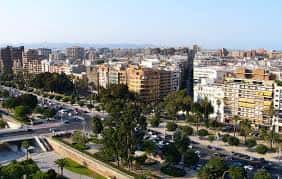 Vista panorámica del Paseo de la Alameda con edificios y tráfico urbano