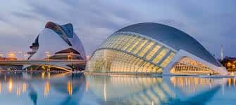 Vista panorámica nocturna de la Ciudad de las Artes y las Ciencias con reflejos en el agua