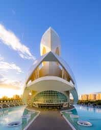 Vista frontal del Palau de les Arts Reina Sofía al atardecer con cielo despejado