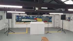 Espacio interior de Leadworks preparado para un evento con escenario y altavoces