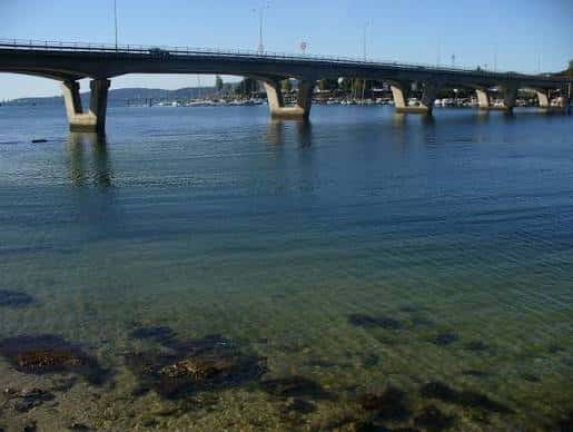 Vista del Puente de Bouzas en Vigo con el mar y barcos al fondo