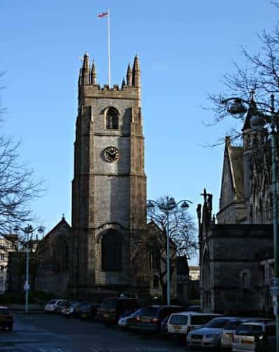 Vista exterior de la torre de la iglesia en Plymouth