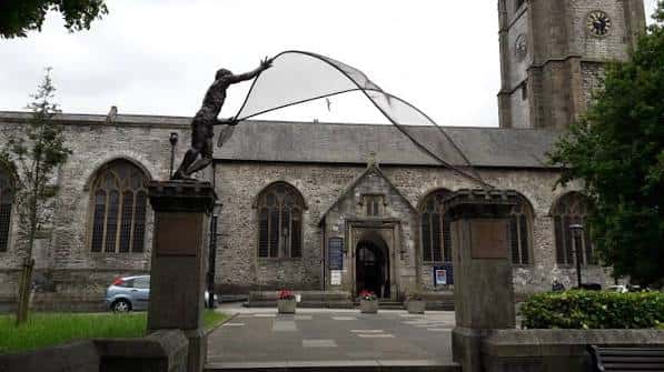 Fachada de la iglesia con la estatua del pescador