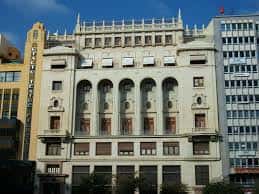 Fachada principal del Ateneo Mercantil de Valencia con arquitectura clásica y cielo azul