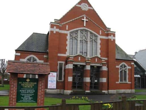 Fachada principal de la iglesia St James Road Methodist Church con su distintiva arquitectura de ladrillo rojo