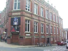 Fachada exterior del The York Dungeon en York, edificio histórico de ladrillo rojo con carteles promocionales