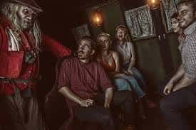 Escena interior del The York Dungeon con actores disfrazados interactuando con visitantes en ambiente temático