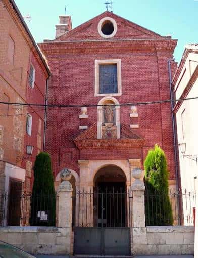 Fachada principal del Convento de San Juan de la Penitencia en ladrillo rojo