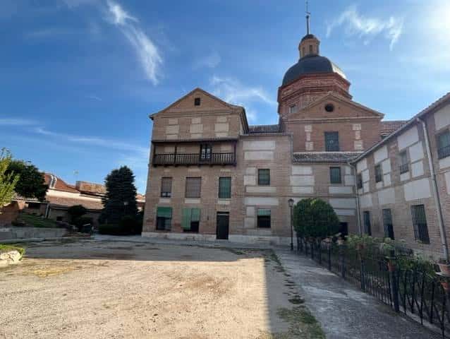 Vista exterior del patio y fachada lateral del convento con cúpula
