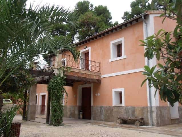 Fachada del museo con balcón y vegetación tropical alrededor