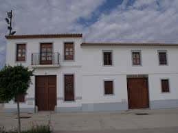 Fachada principal de la Alquería Coca con ventanas y balcones tradicionales