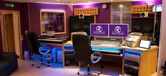 Estudio de grabación profesional con consola y monitores