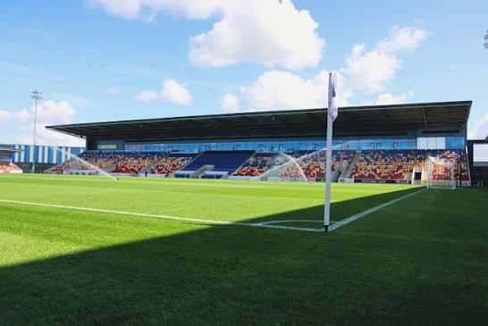 Vista exterior del LNER Community Stadium con gradas y césped bajo cielo azul