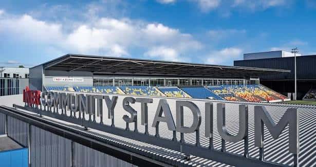 Fachada del estadio con letrero 'LNER COMMUNITY STADIUM' y gradas visibles