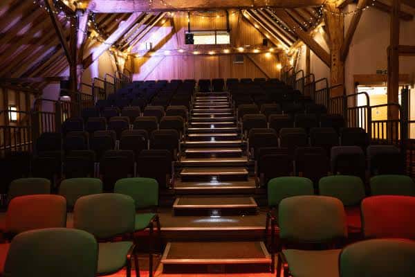 Interior del auditorio con butacas dispuestas para eventos