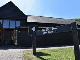 Fachada exterior del Hanger Farm Arts Centre con señalización