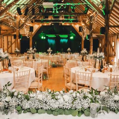 Salón decorado para una boda o recepción con mesas y flores