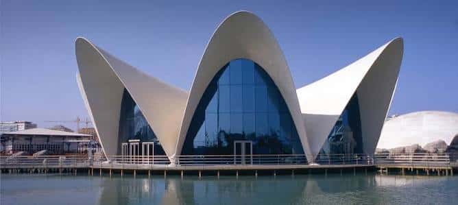 Fachada frontal del Oceanogràfic con arquitectura futurista y cielo despejado