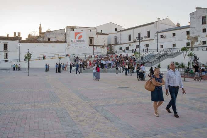 Vista general de la Plaza de Belén con escalinata y público reunido
