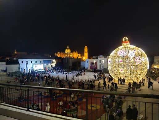 Plaza de Belén iluminada por la noche con decoración navideña