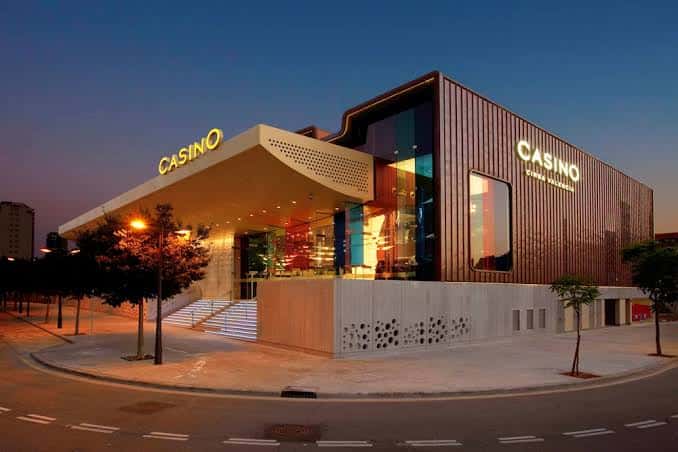 Fachada exterior del Casino Cirsa Valencia al atardecer